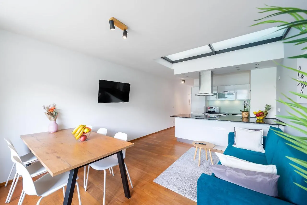 Apartment With 4 Bedrooms Prag