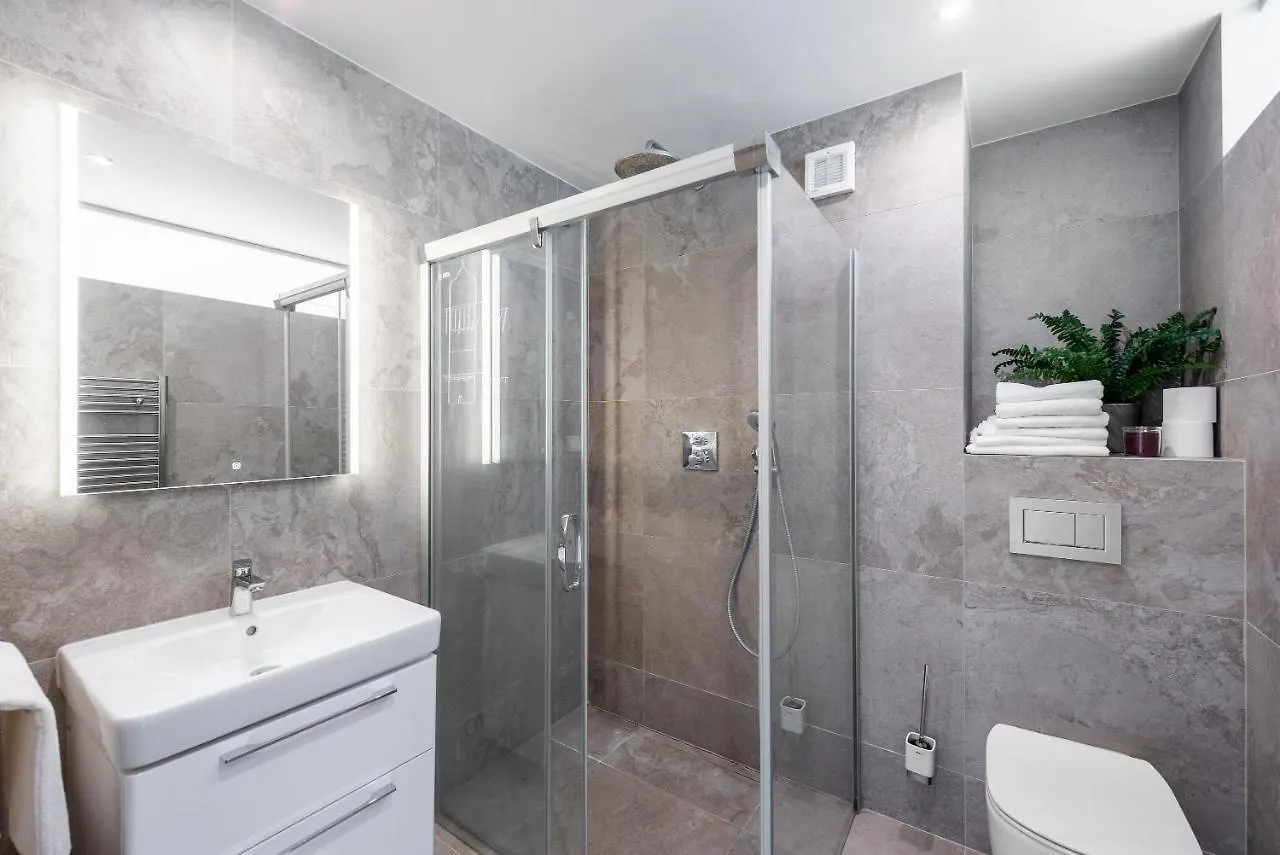 Apartment With 4 Bedrooms Prag
