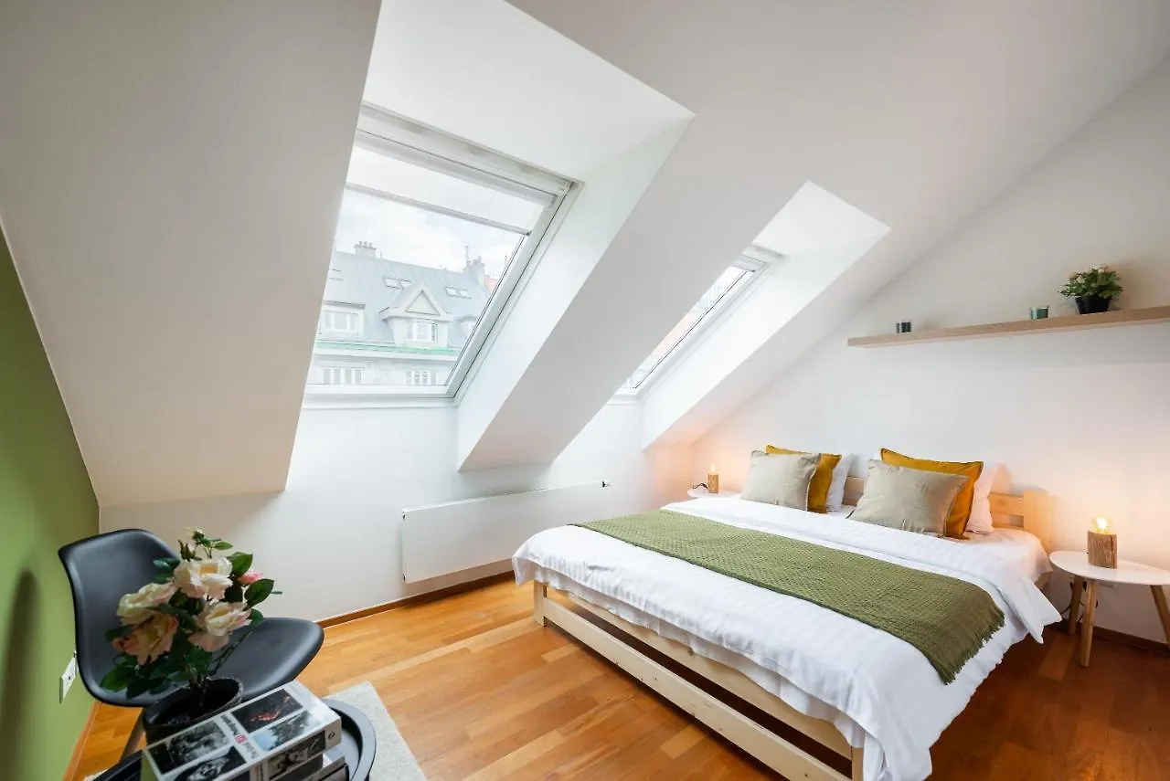 Apartment With 4 Bedrooms Praga